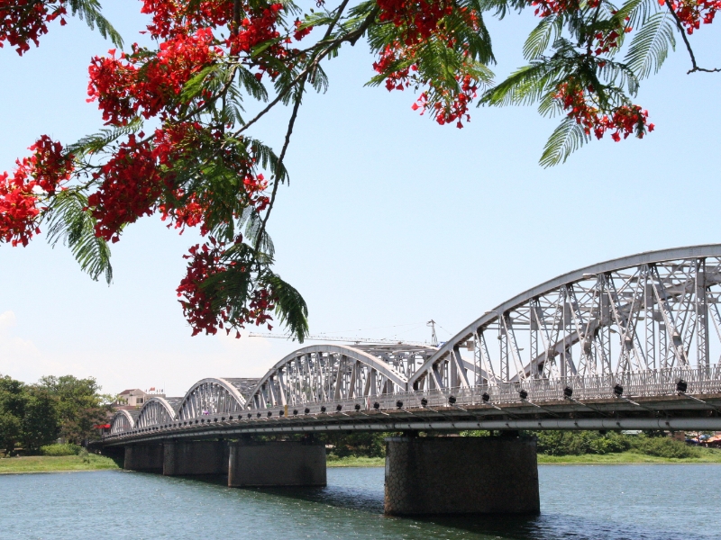 Trang Tien bridge (source: Viet lux tour)