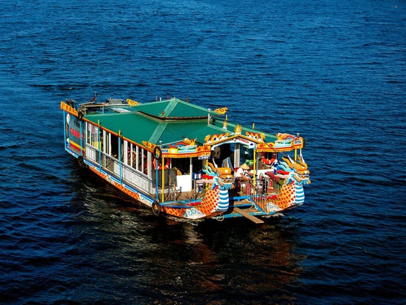 Boat cruises on Perfume river (source: Thuyen rong)