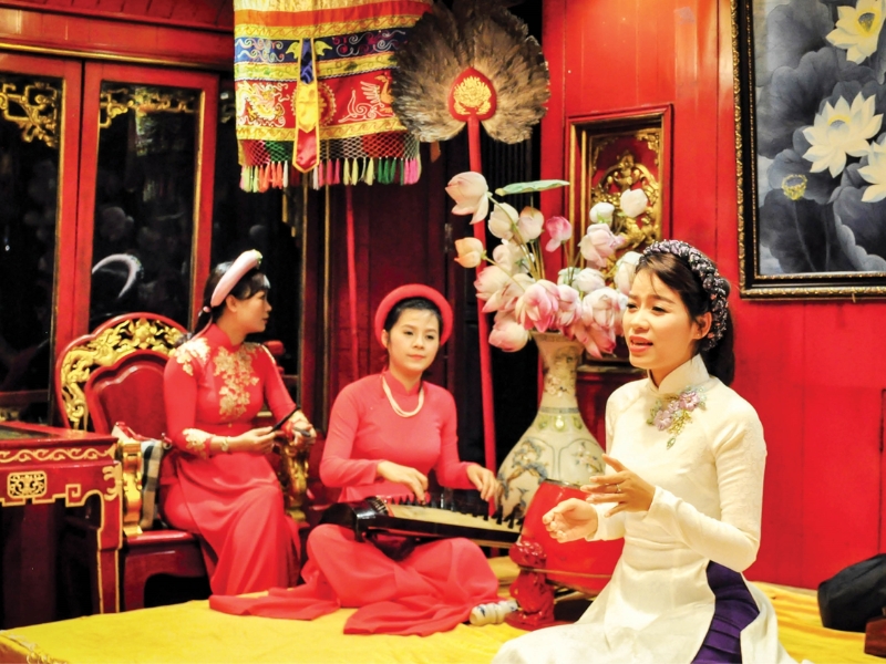Enjoy a magical evening on the Perfume River with a delicious dinner and traditional Hue folk music (source: Ca Hue tren song Huong)