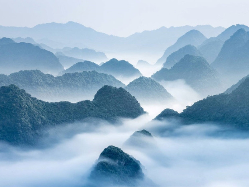 During cooler months, mist often cover mountains (source: Dat Viet tour)