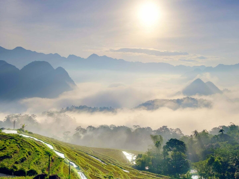 Pu Luong peak offer a stunning view of endless mountain ranges (source: Pu Luong excursions)