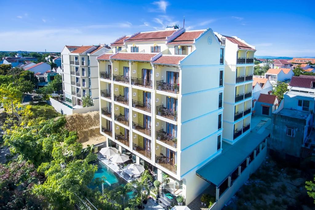Toàn cảnh Hoi An Rose Garden Hotel với thiết kế nhiều ban công và hồ bơi ngoài trời, mang đến không gian nghỉ ngơi nhẹ nhàng gần phố cổ Hội An.