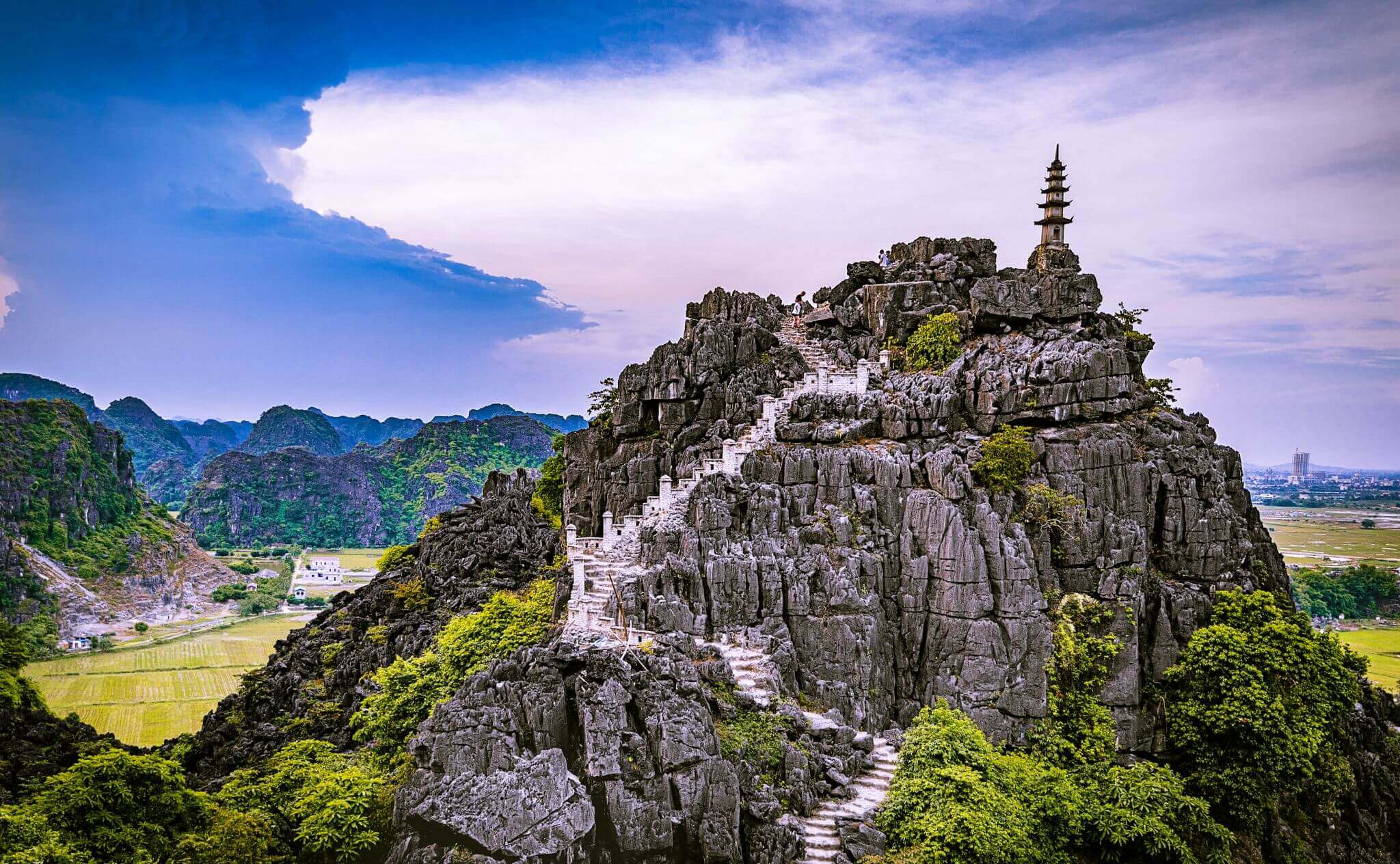 Climb up 500 stone steps to the peak of Mua Mountain (Source: Location Scout)
