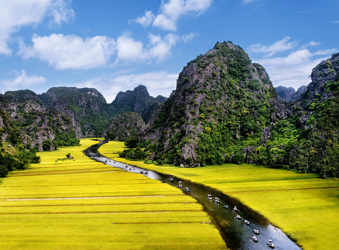 A boat cruise along the picturesque Ngo Dong River (Source: Vietnam E-visa)