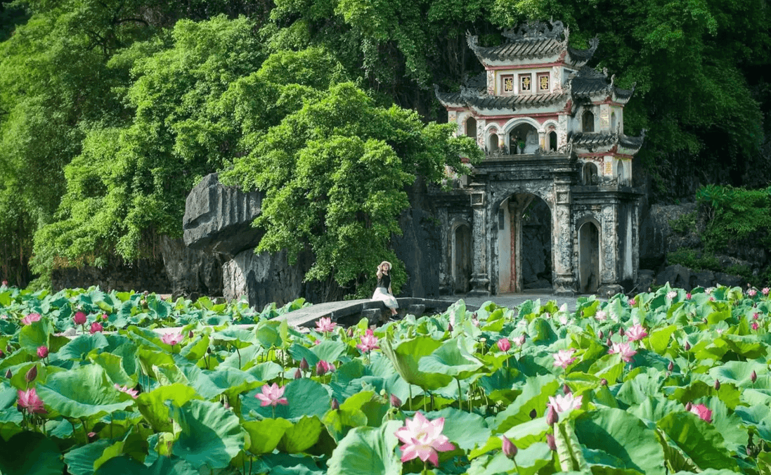 The enchanting Tam Coc - Bich Dong, a place where nature paints masterpieces (Source: Vietnam Travel)