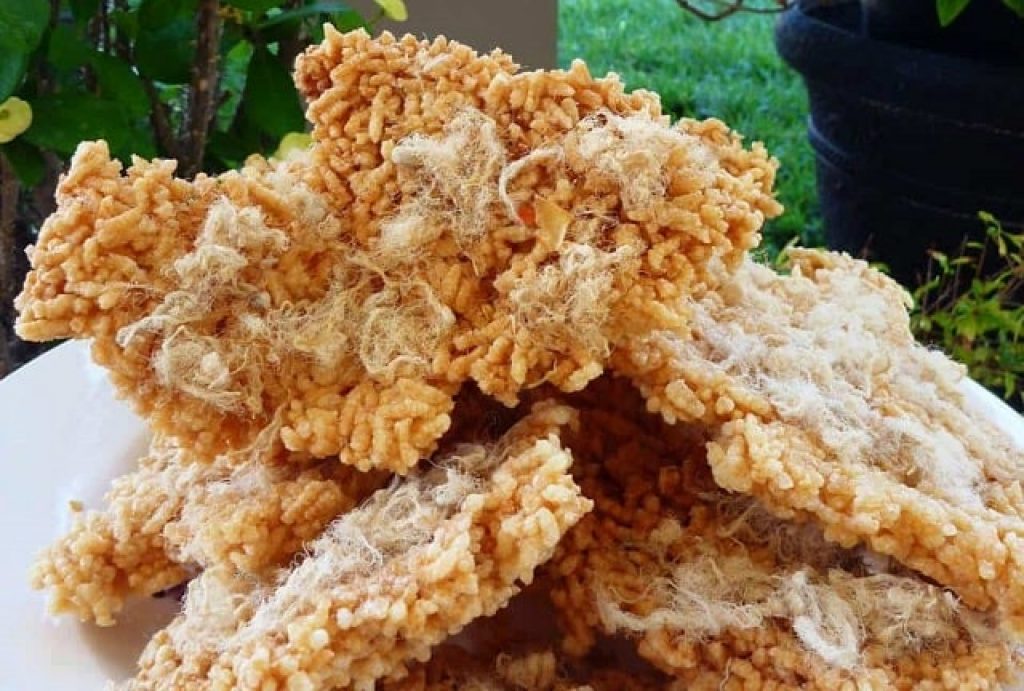Golden, perfectly fried rice cakes are topped with savory minced pork (Source: Top 10 Ninh Binh)