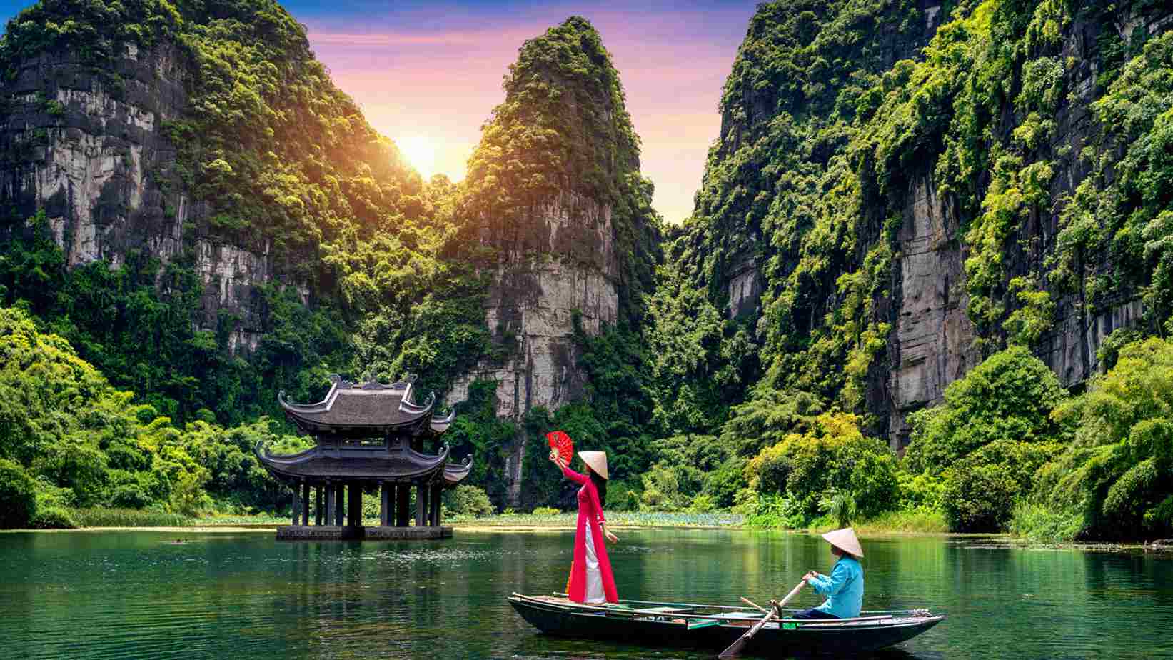 Emerald waterways and mysterious caves in Trang An weave a story (Source: Discover Your Vietnam)