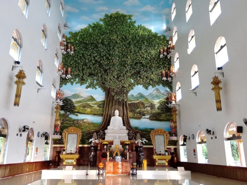 At the Main Hall, you can light incense, bow, and pray, connect with the spiritual energy of the pagoda (Source: Nu Cuoi Mekong)