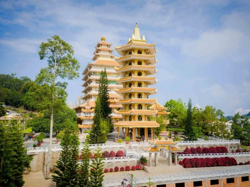 Sightseeing and photography at Van Linh pagoda (source: Migo)