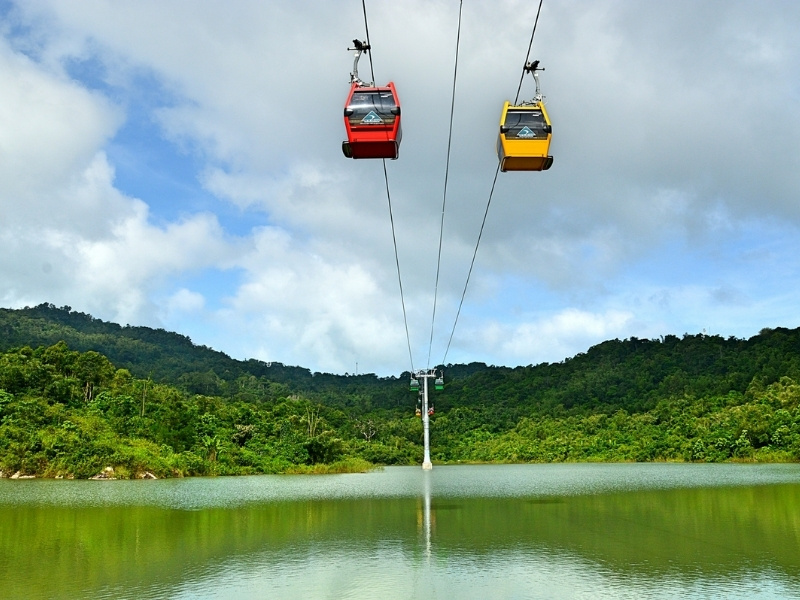 You can take the cable car from the base of Cam Mountain to the pagoda (source: Lam Vien nui Cam)