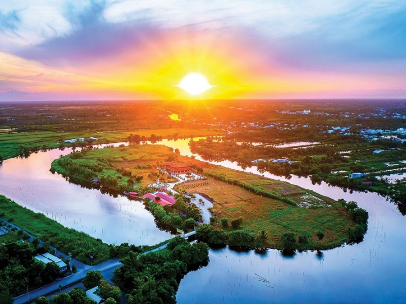 Watching the sun dip below the horizon is an unforgettable way to end the day at Ca Mau Cape (source: Mia)
