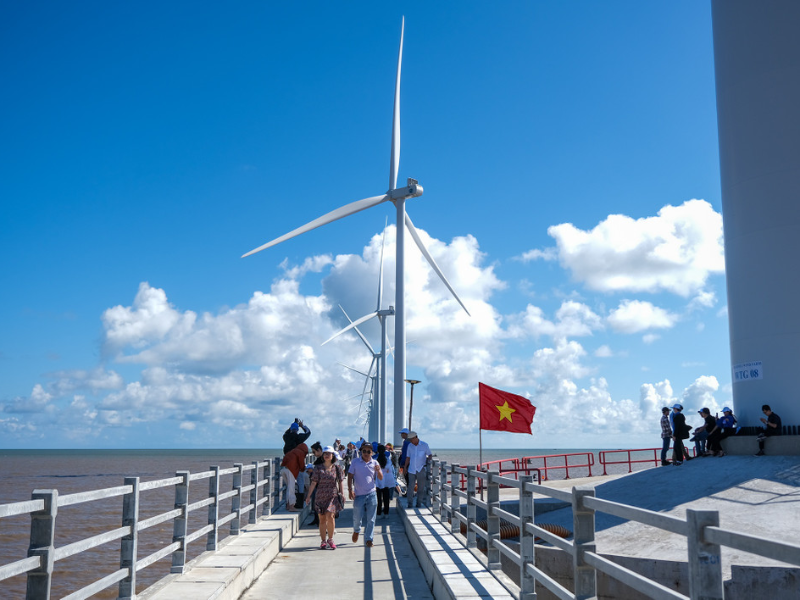 Visitors capture stunning photos at Bac Lieu wind farm (source: Vietnam plus)