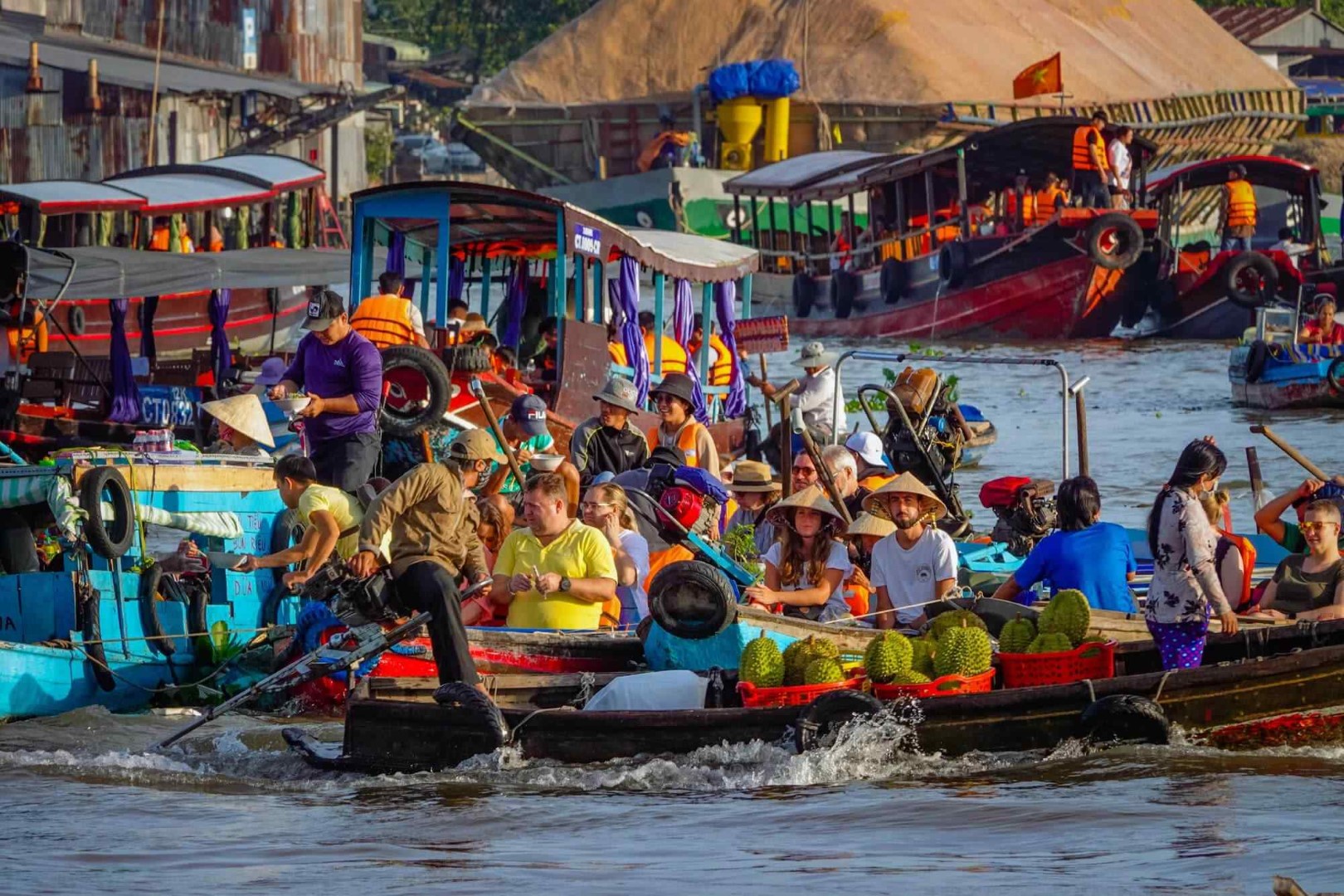 Cai Rang floating market is situated near 46 Hai Ba Trung street, Ninh Kieu district (Source: Báo Thanh Niên)