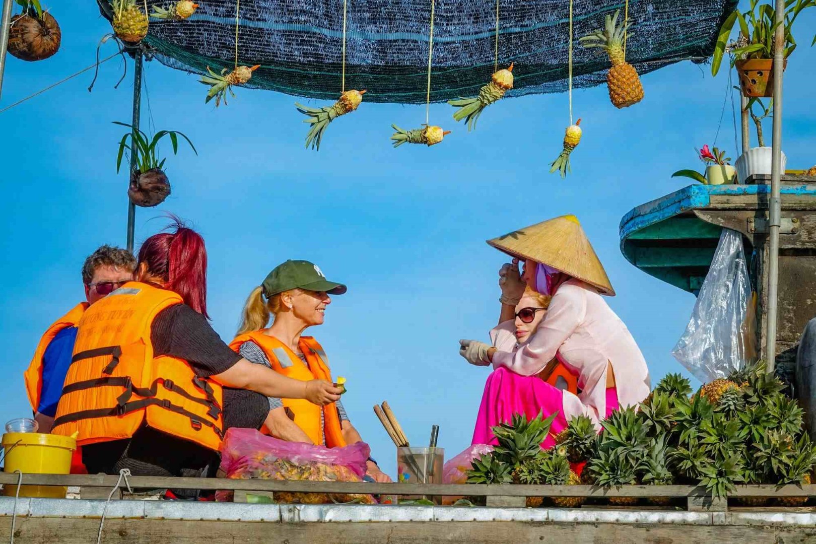 Explore the market by boat (Source: Báo Thanh Niên)