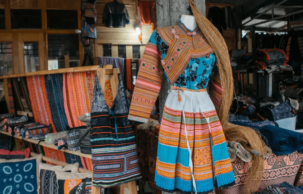 Numerous places to rent beautiful traditional ethnic costumes (Source: Alamy)