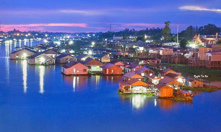 Admire the night beauty of Chau Doc Floating Village (source: sakos)