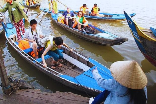 Visitors can observe the daily lives of locals while boating through the floating houses (source: vietnam booking)