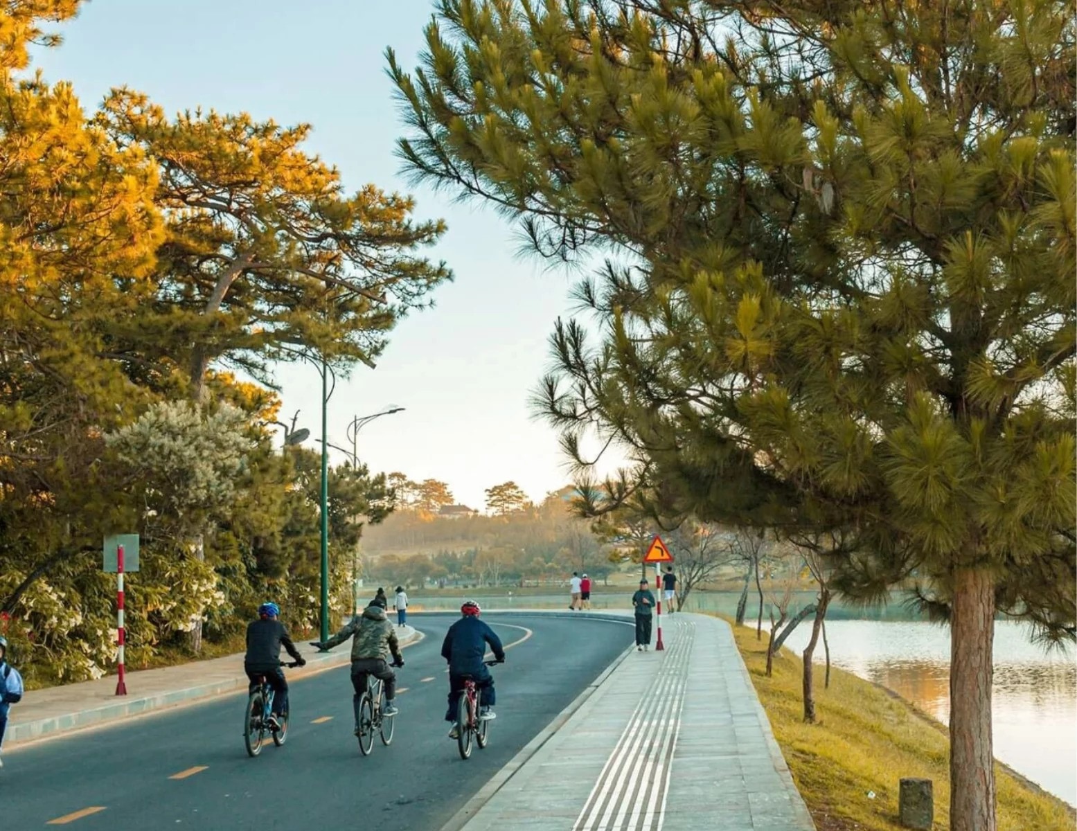 Taking a leisurely walk around Xuan Huong lake is one of the best ways to appreciate its tranquil beauty (source: Vnexpress)