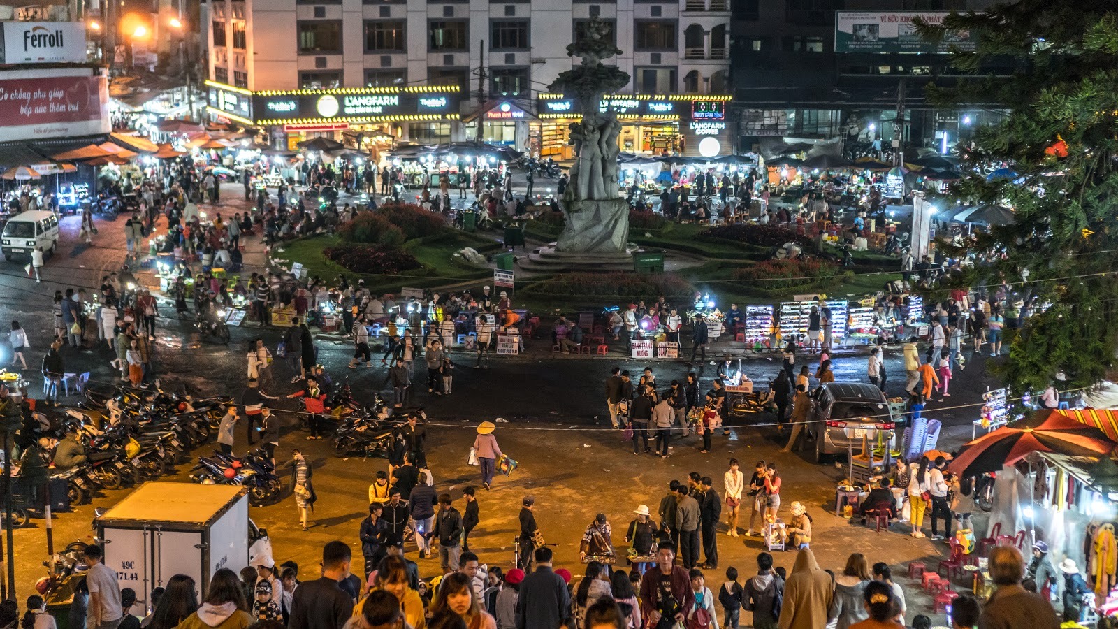 Vibrant Dalat night market (source: vietnam drive)
