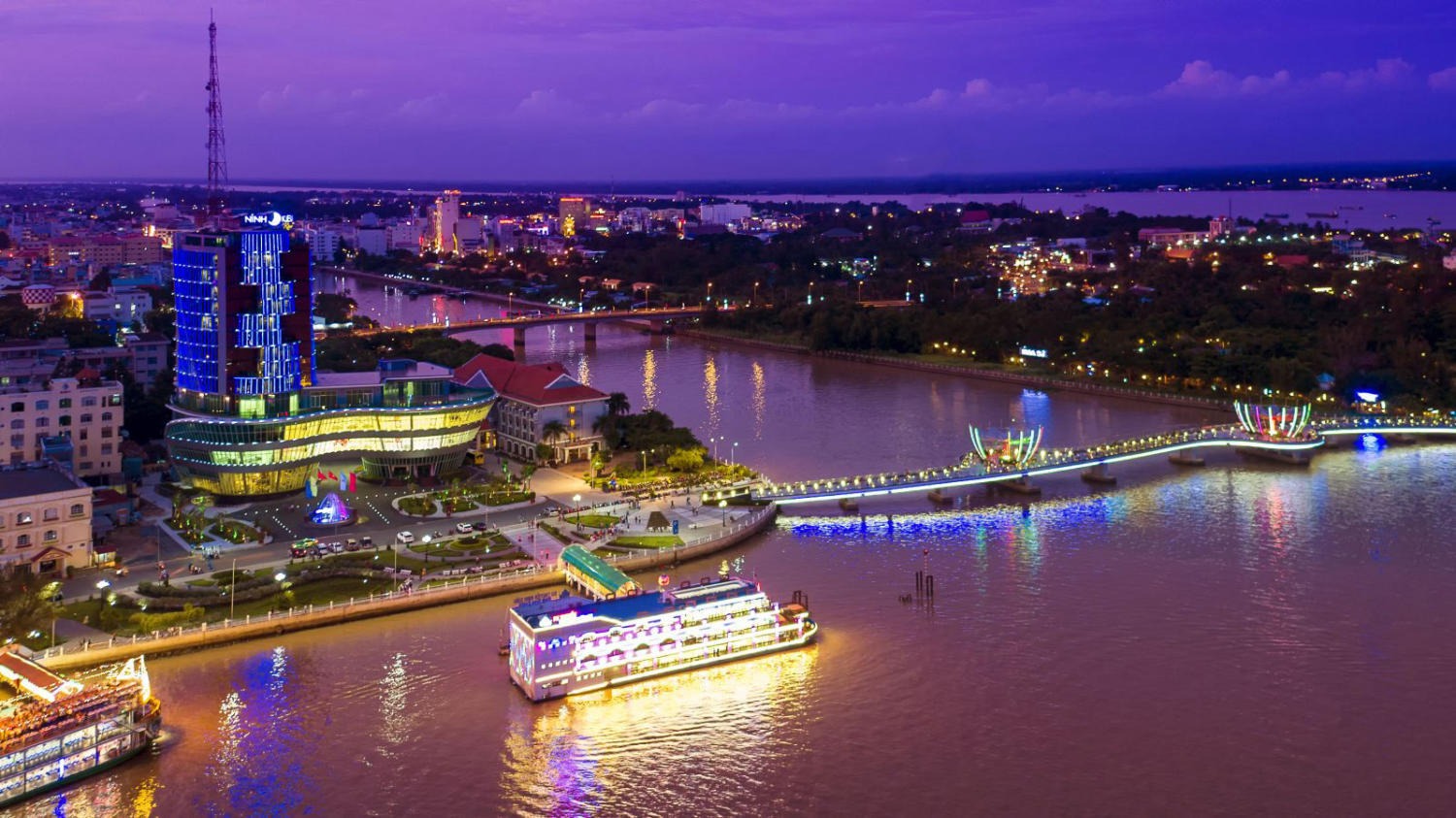 The best time to visit Ninh Kieu wharf is from November to April (source: Vinpearl)  Best time to visit