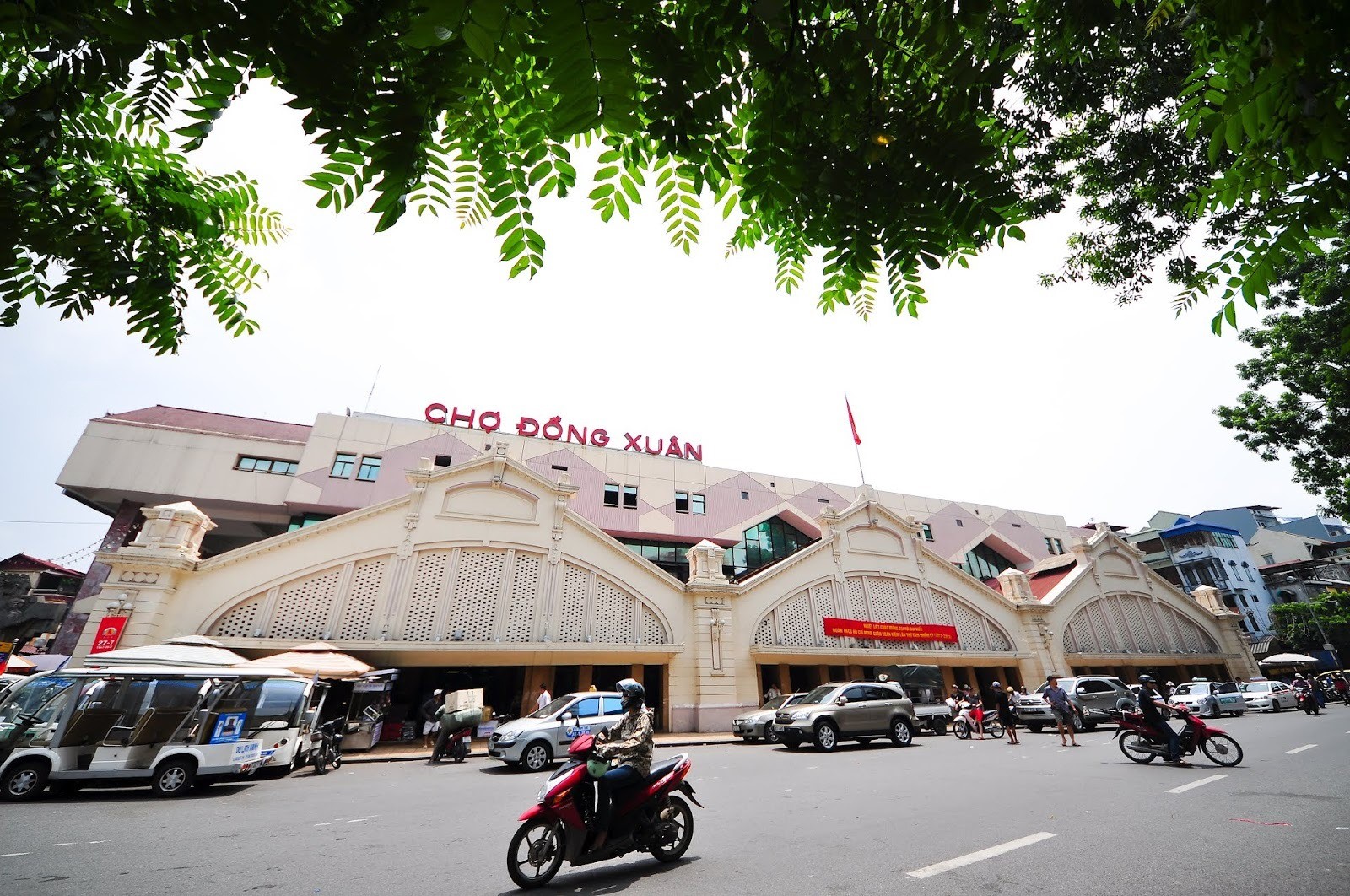 Where is Dong Xuan Market Hanoi? What are its opening hours? (Source: Sapo)