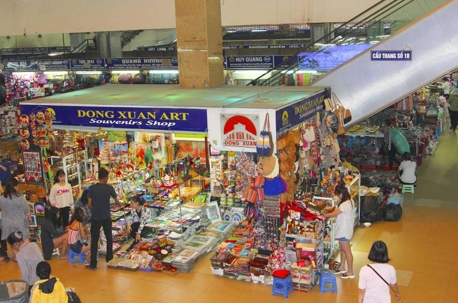 What can you buy at Dong Xuan Market Hanoi? (Source: Traveloka)
