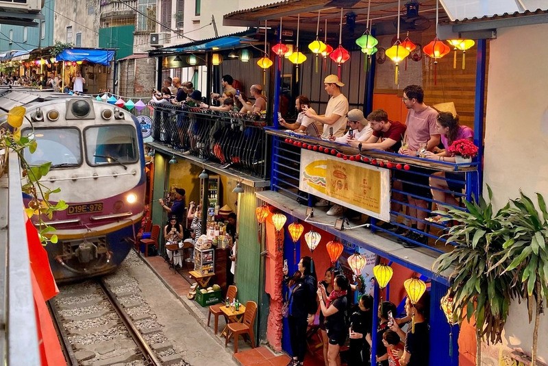 Train Street Hanoi (Source: Get Visa Vietnam)