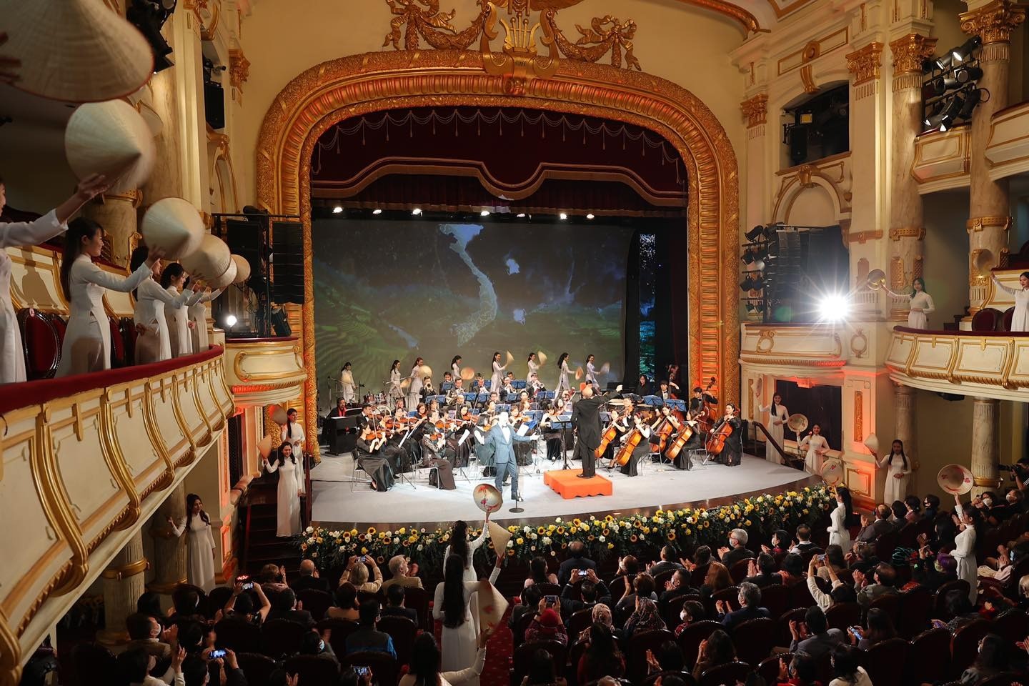 What time does Hanoi Opera House open? What is the ticket price? (Source: Vinpearl)