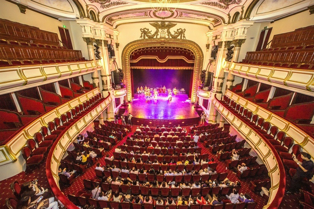 Enjoy special performance programs (Source: Viet Fun Travel)