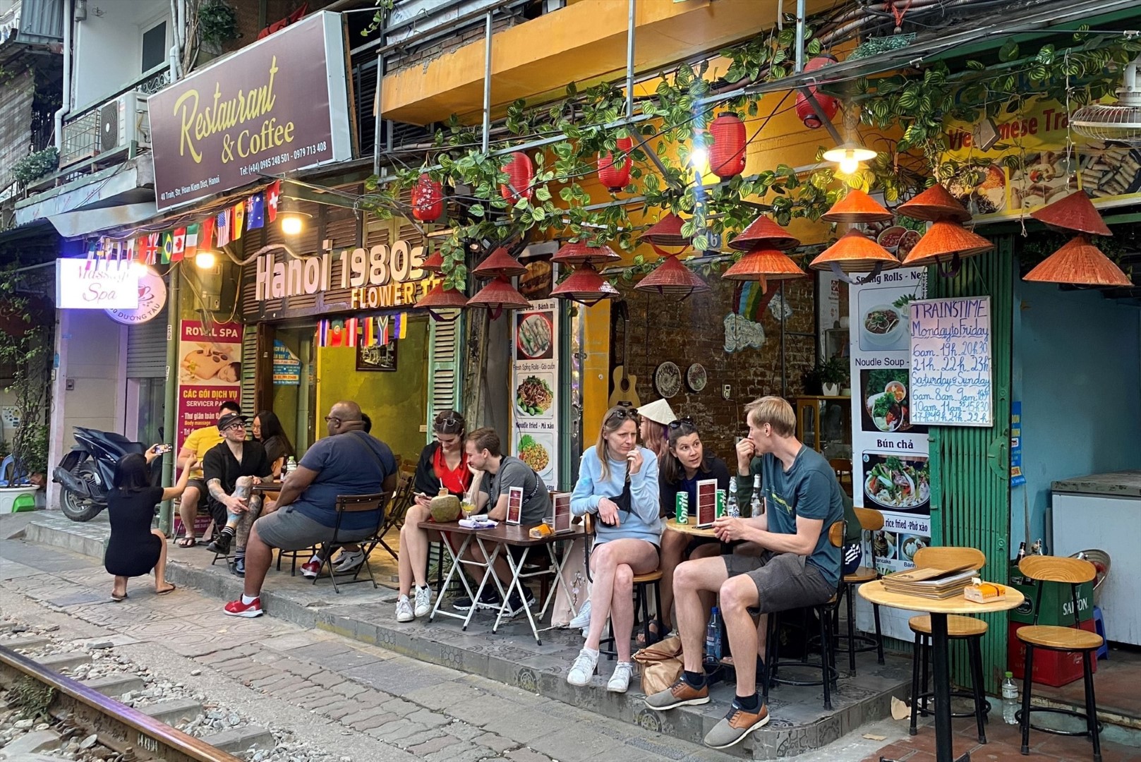 Enjoy coffee at roadside cafes (Source: Lao dong News)