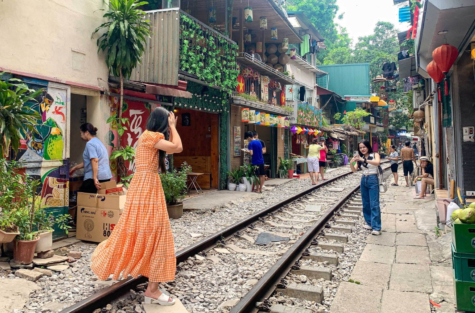 Take photos with trains (Source: Lao dong News)