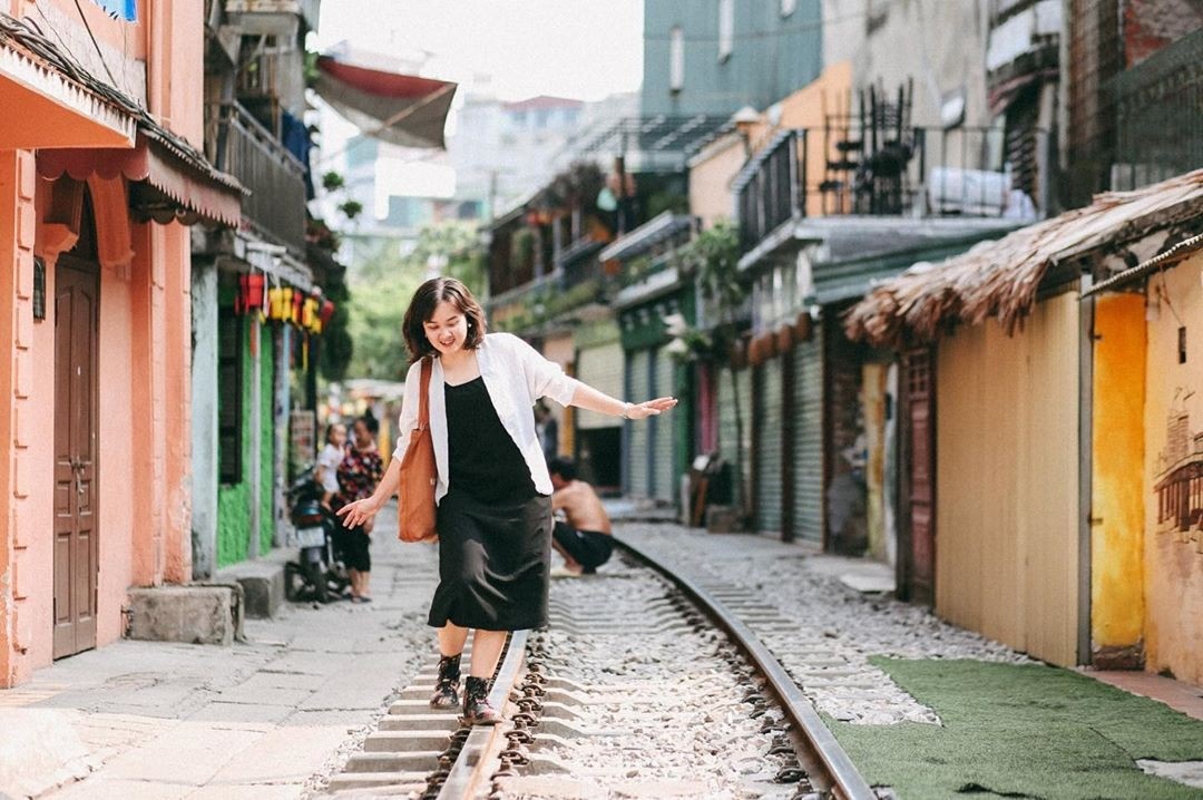 Tips for capturing stunning photos at train street Hanoi (Source: Kenh14)