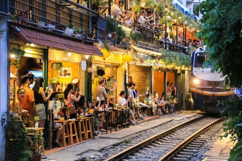 Safety precautions when visiting Hanoi train street (Source: Sai Gon Dau Tu News)