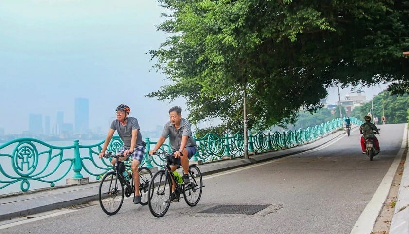 Walking and cycling around the lake (Source: VinWonders)