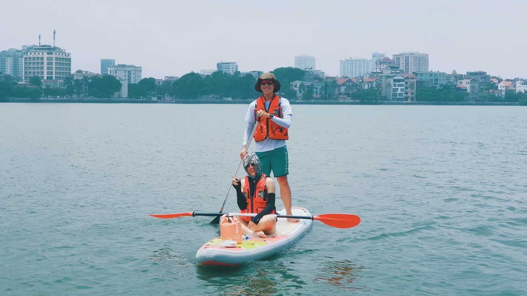 Experiencing SUP in Hanoi West Lake (Source: MIA.vn)