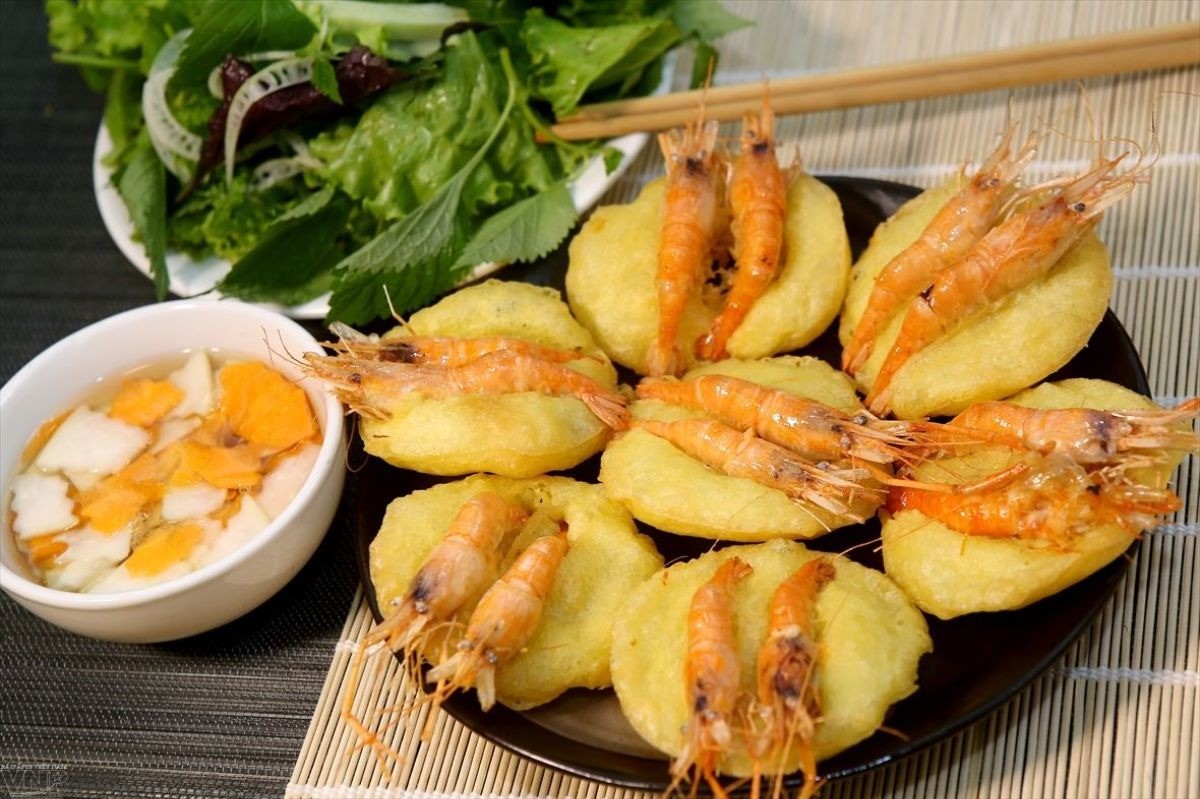 Enjoying famous dishes at West Lake Hanoi (Source: Crystal Bay)