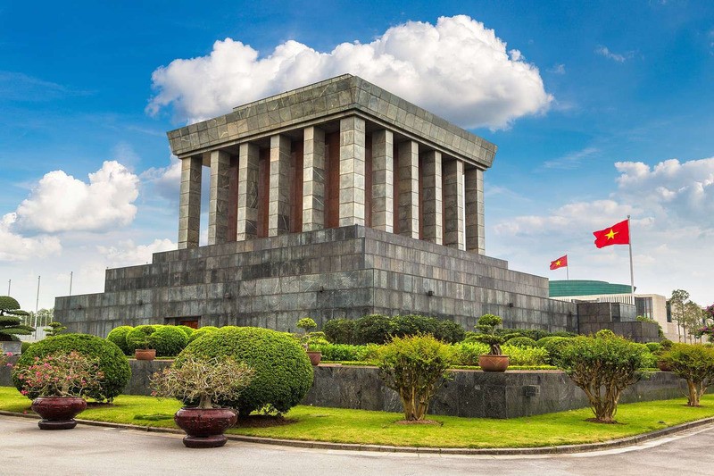 Ho Chi Minh Mausoleum located in the center of Ba Dinh square (Source: vietnamluxuryexpress)