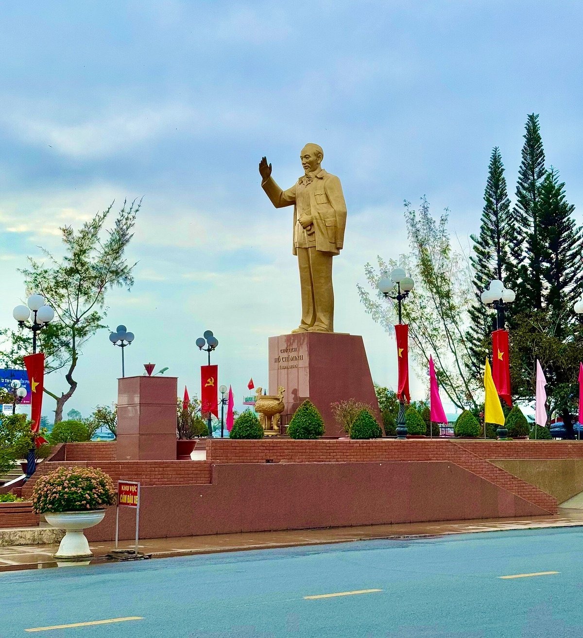 Ho Chi Minh statue at Ninh Kieu riverside park (source: Gody)