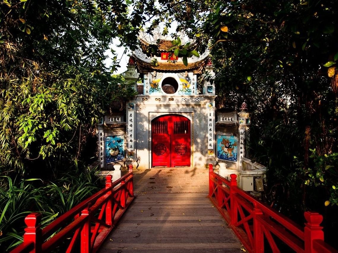 Visiting Ngoc Son Temple (Source: Hanoi Deawoo Hotel)
