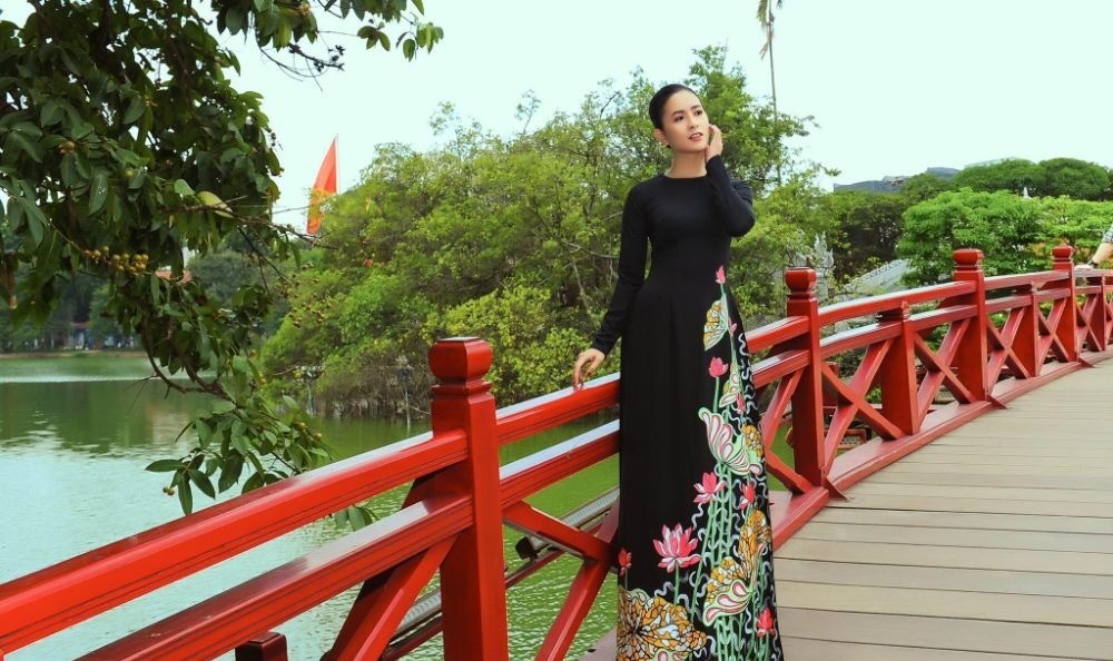 Taking photos with The Huc Bridge (Source: Eltimes)