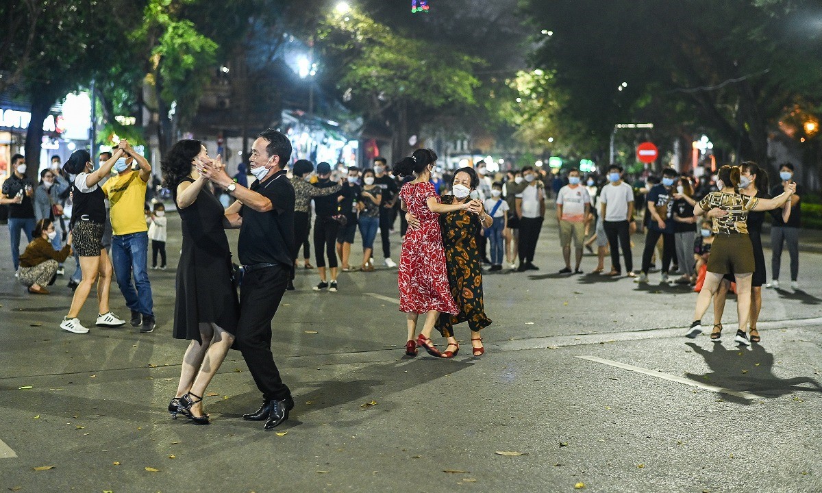 Exploring Hoan Kiem pedestrian street on weekends (Source: VnExpress)