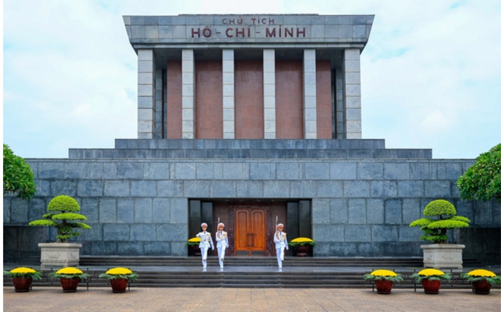 Quiet and sacred atmosphere at Ho Chi Minh mausoleum