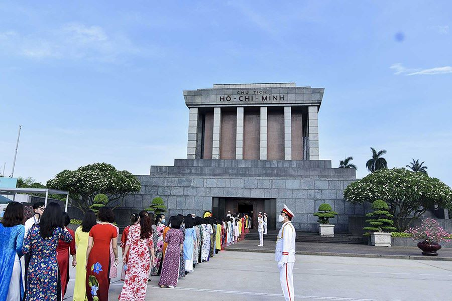 Visitors dress modestly when visiting Ho Chi Minh mausoleum complex