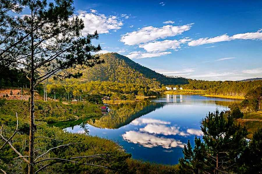 Romantic Tuyen Lam lake (source: vietnamtour)