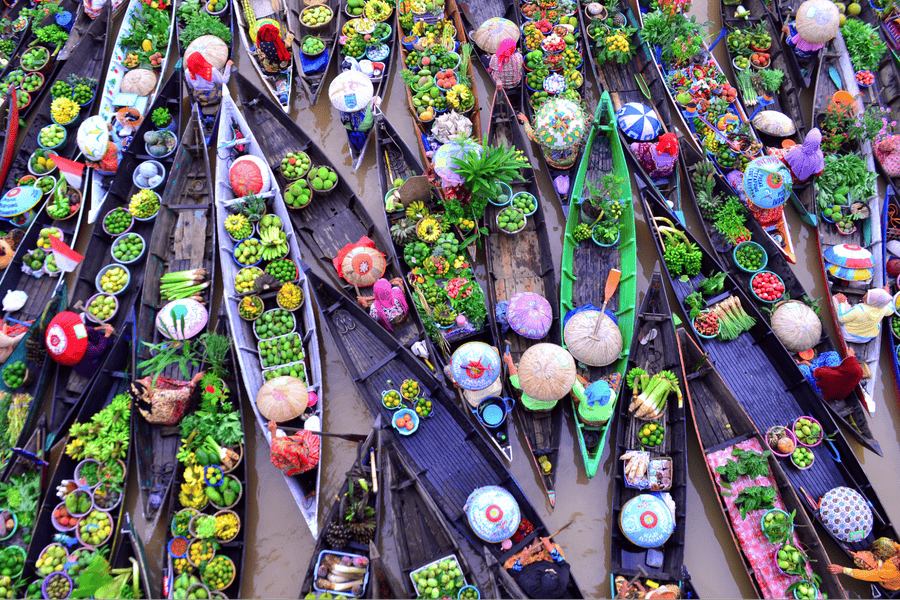 One of the first things that captivate visitors is the lively trading atmosphere at dawn (source: Wikipedia)