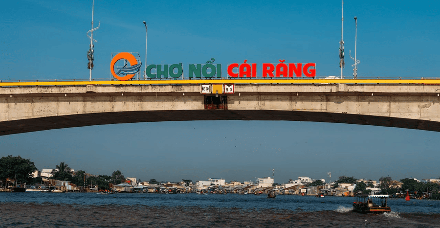 Visit Cai Rang floating market at early dawn (source: iViVu)