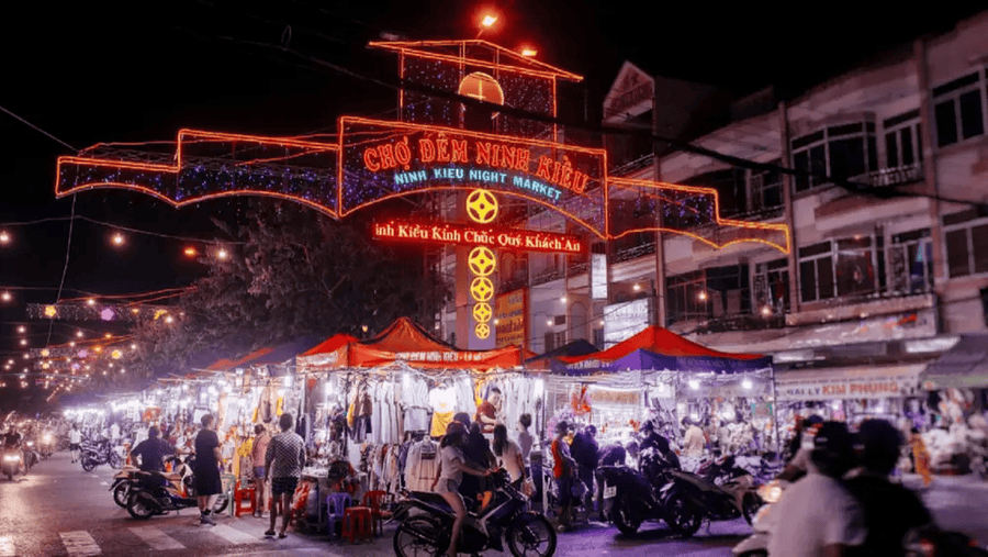 Ninh Kieu night market (source: Kham pha Mien Tay)
