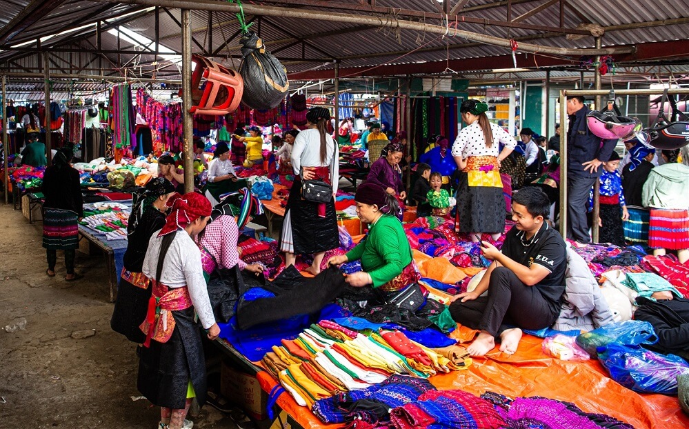 Useful tips for an enjoyable visit to the lively Dong Van Market (Source: VinWonders)