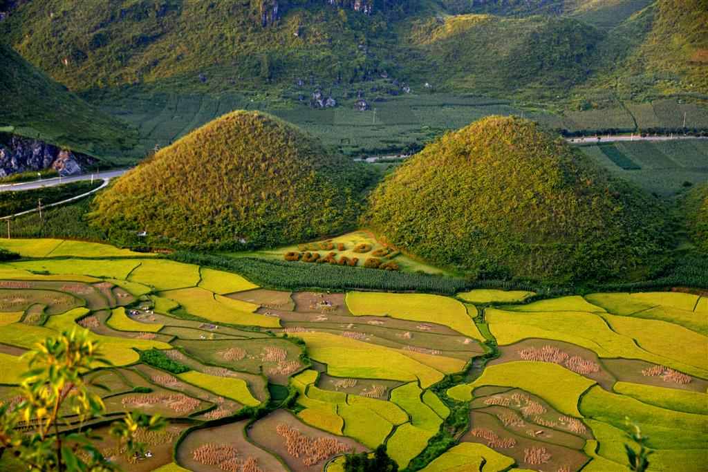 Quan Ba Twin Mountains resembles a pair of perfectly symmetrical mounds (Source: VinWonders)