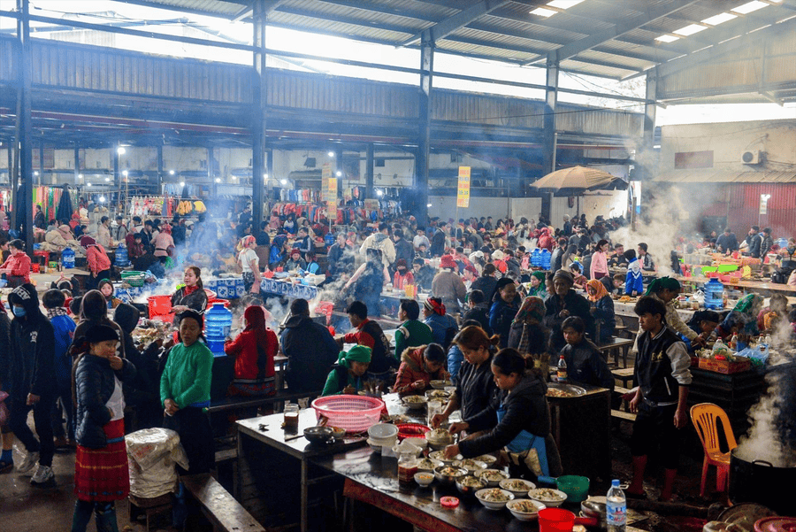 Located in the heart of the market, the food area is filled with the irresistible aromas of local dishes like thang co, buckwheat cakes, and hand-pulled rice noodles. (source: TTTXN)